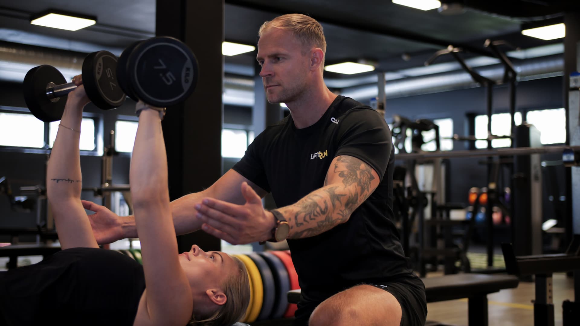 Personlig trener veileder kunde hos Lift N Run Sofiemyr